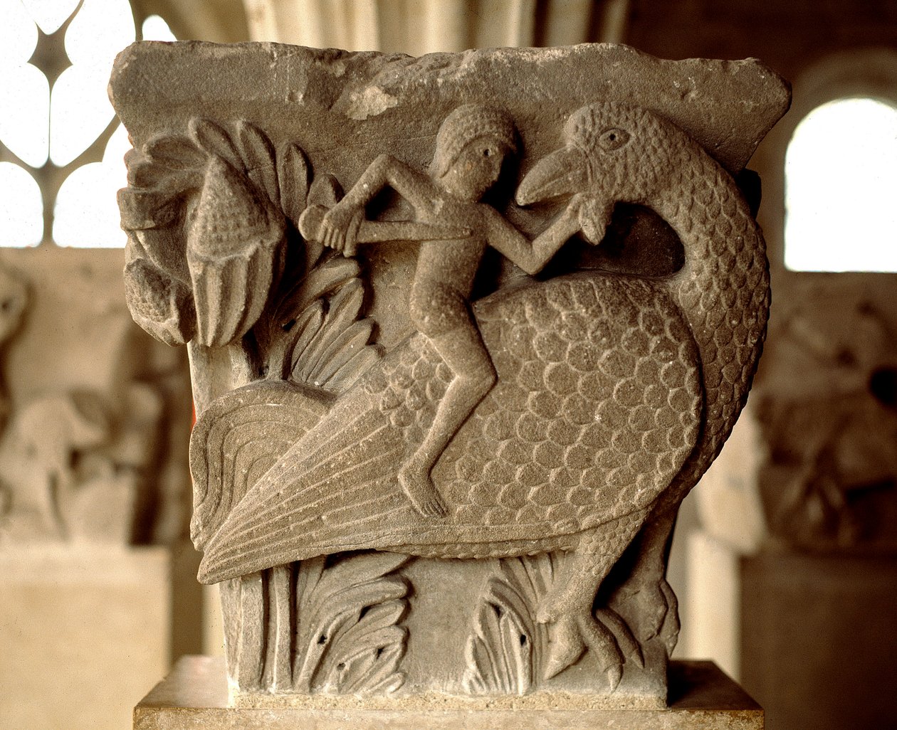 Przedstawienie walki człowieka z ptakiem (rzeźbiona stolica kapitularza) autorstwa Romanesque