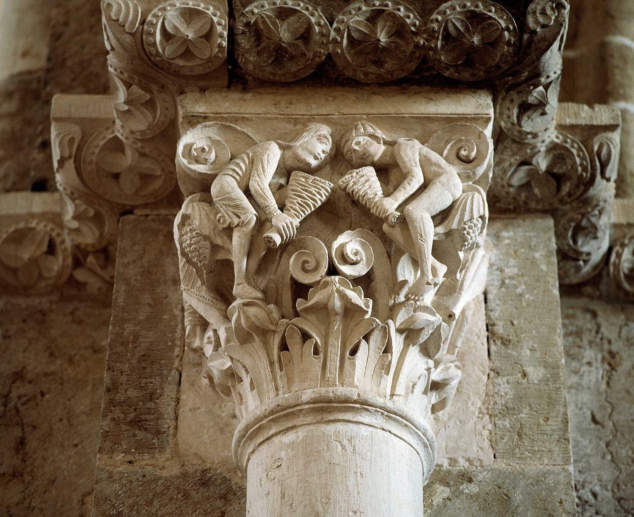 Reprezentacja Wiatrów (rzeźbiona stolica) autorstwa Romanesque
