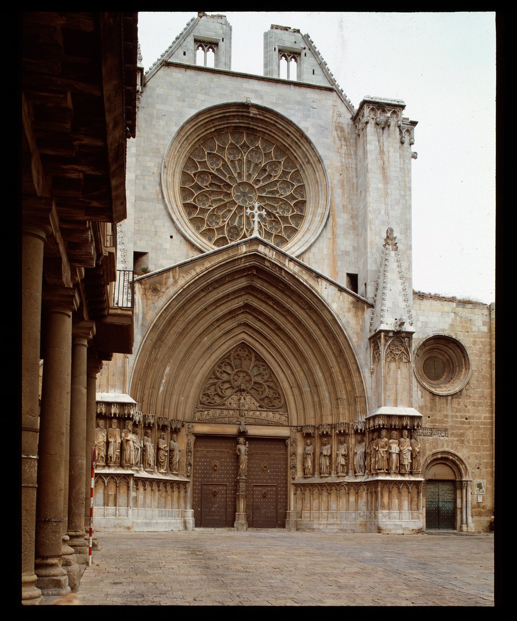 Sztuka romańska i gotycka: fasada katedry Sainte Thecle (Sainte-Thecle) w Tarragonie autorstwa Romanesque
