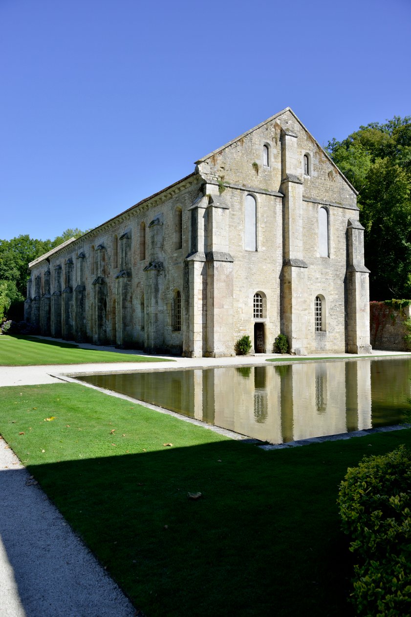 Architektura romańska: widok zewnętrzny kuźni opactwa cystersów w Fontenay, Burgundia, koniec XII wieku (opactwo Fontenay, Burgundia, Francja: kuźnia, koniec XII wieku) autorstwa Romanesque