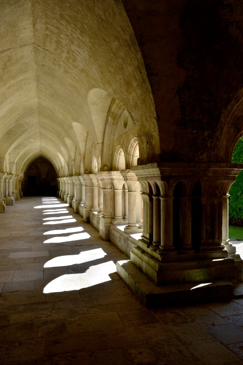 Architektura romańska: galeria krużganków opactwa cystersów w Fontenay, Burgundia autorstwa Romanesque
