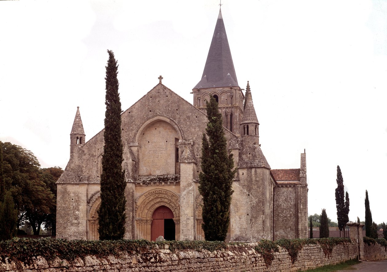 Architektura romańska: widok na kościół Aulnay autorstwa Romanesque