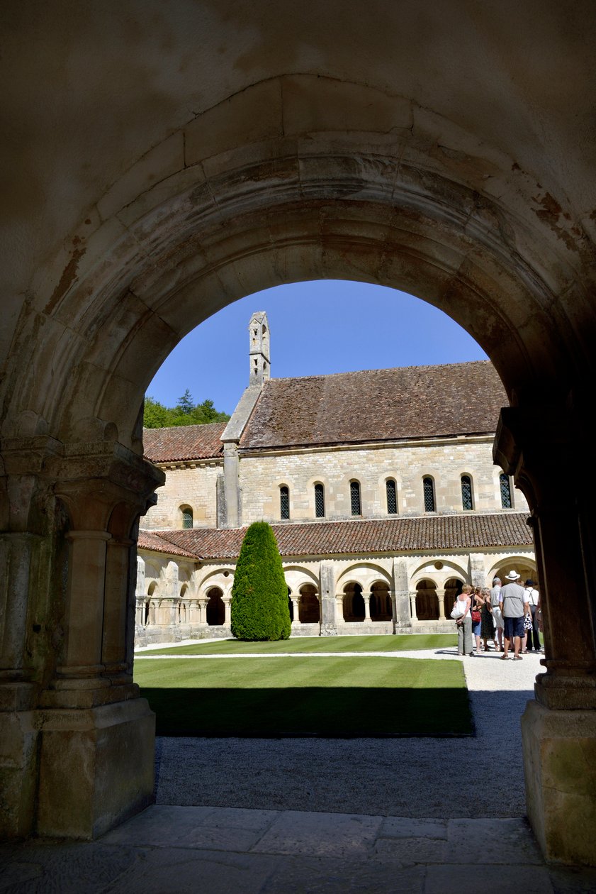 Architektura romańska: widok na krużganek i zabudowania opactwa cystersów w Fontenay, Burgundia autorstwa Romanesque