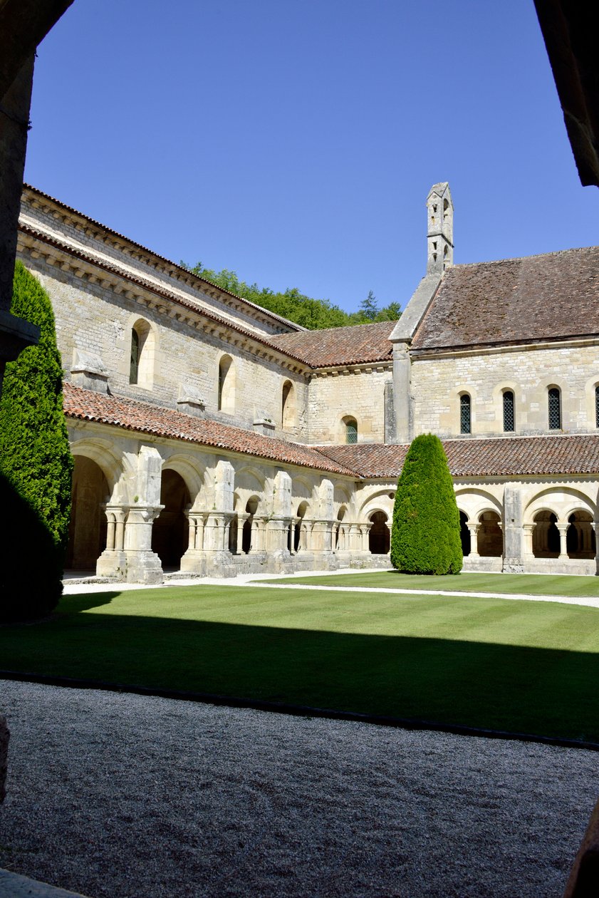 Architektura romańska: widok na krużganek i zabudowania opactwa cystersów w Fontenay, Burgundia autorstwa Romanesque