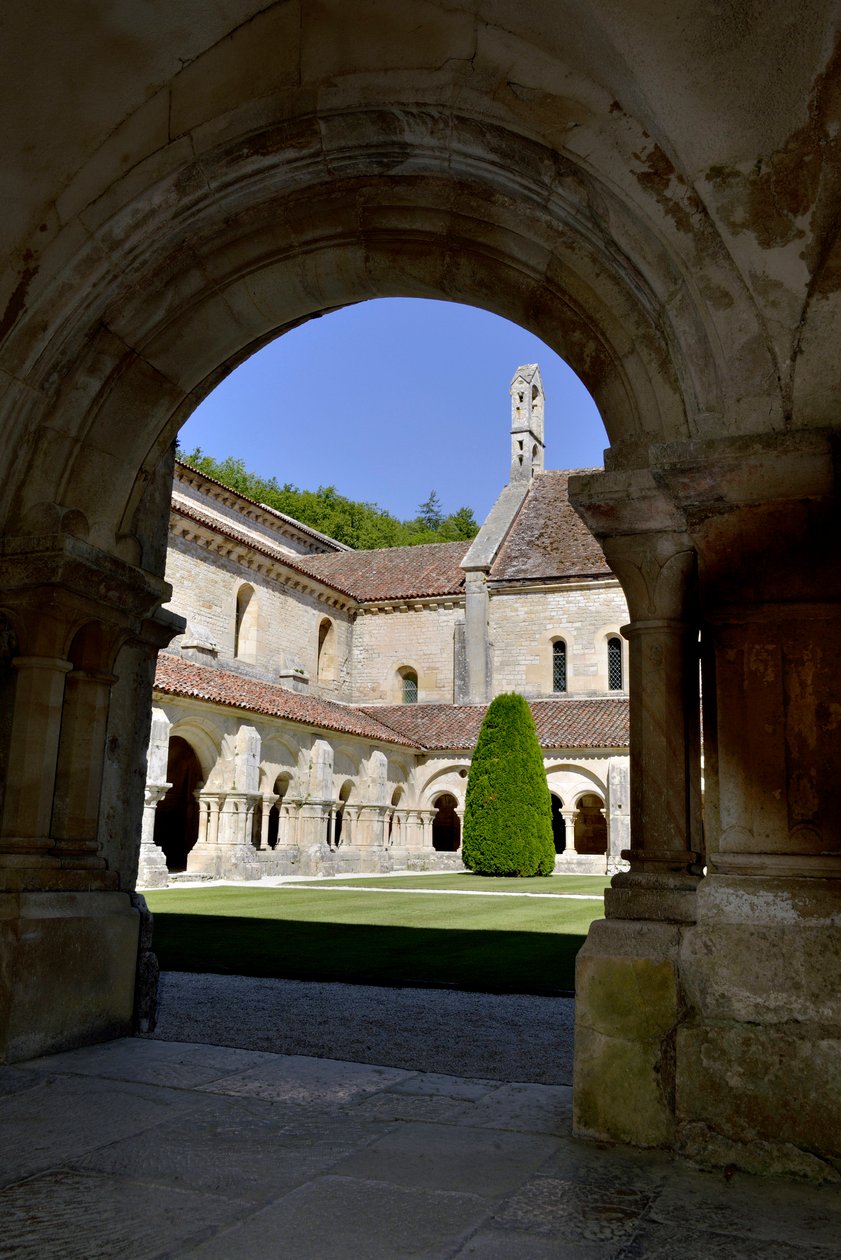 Architektura romańska: widok na krużganek i zabudowania opactwa cystersów w Fontenay, Burgundia autorstwa Romanesque