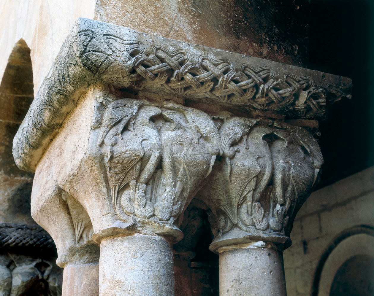 Sztuka romańska: kapitele krużganków ozdobione ptakami. Architektura autorstwa Romanesque