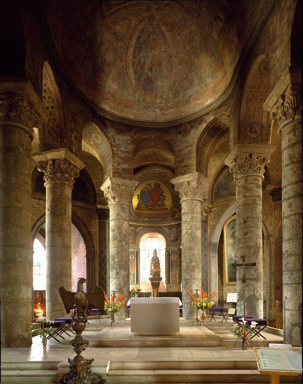 Sztuka romańska: widok wnętrza kościoła Notre Dame (Notre-Dame) la Grand, Poitiers (Wiedeń) autorstwa Romanesque