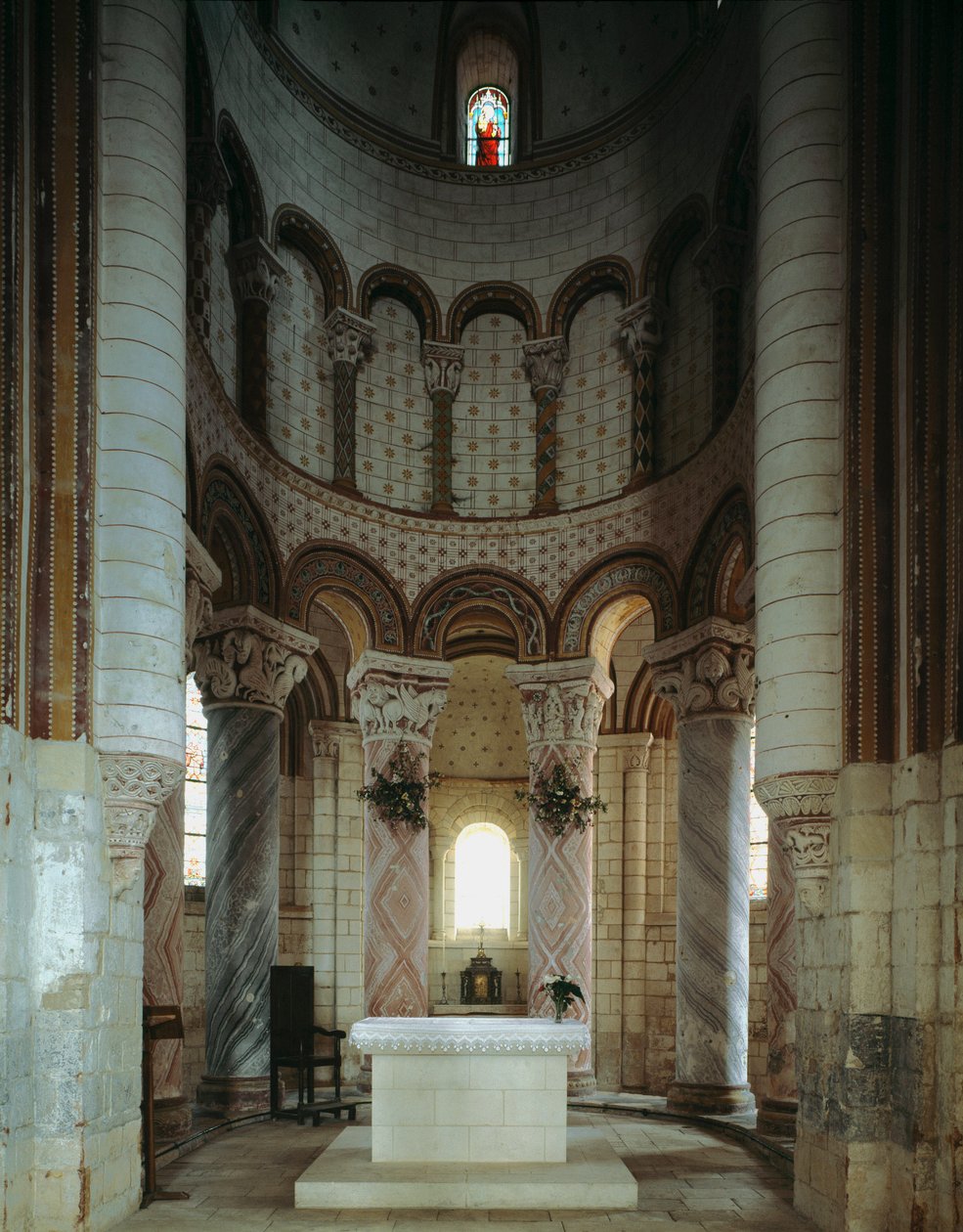Sztuka romańska: widok wewnętrzny na absydę i obejście kościoła św. Piotra. Chauvigny, Wiedeń autorstwa Romanesque