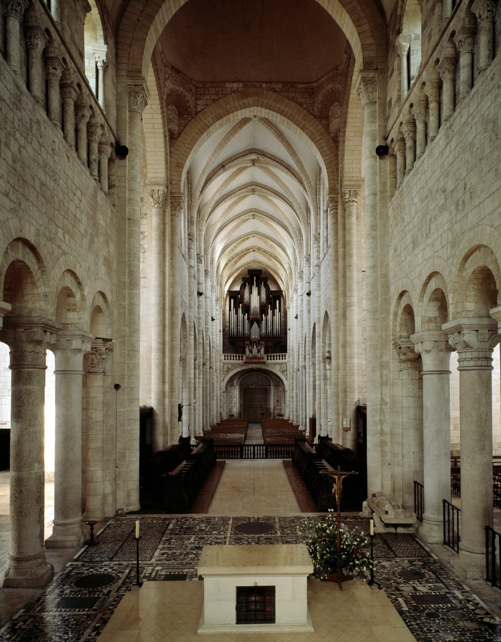 Sztuka romańska: widok wnętrza bazyliki Saint Benoit sur Loire (Loiret) zbudowanej między XI a XIII wiekiem. autorstwa Romanesque