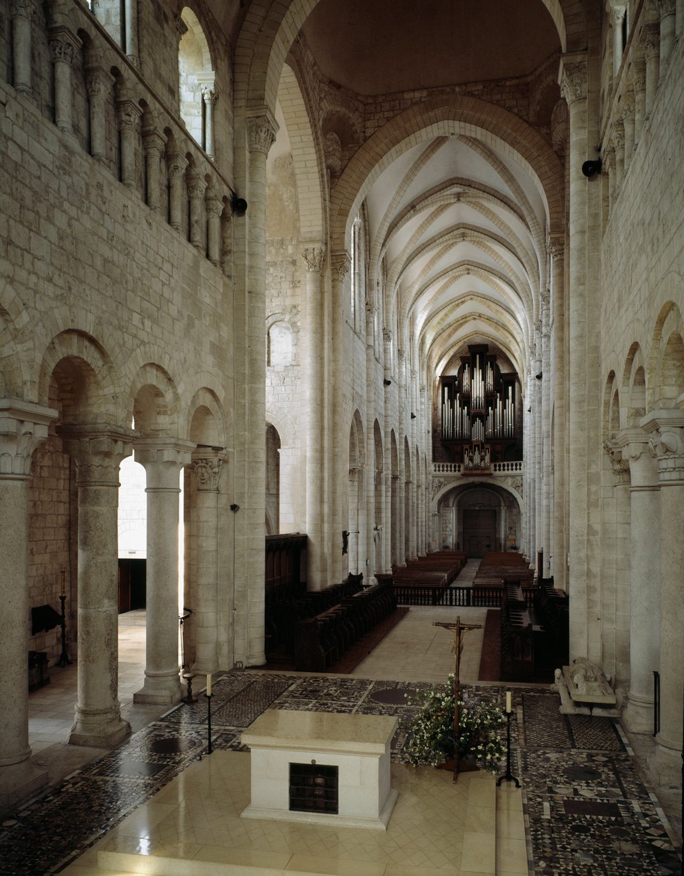 Sztuka romańska: widok wnętrza bazyliki Saint Benoit sur Loire (Loiret) zbudowanej między XI a XIII wiekiem. autorstwa Romanesque