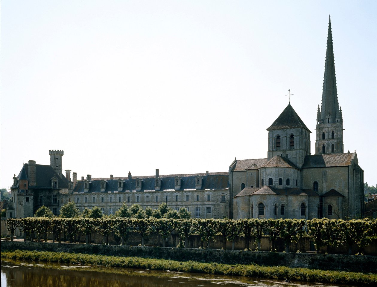 Sztuka romańska: widok bazyliki Saint Savin-sur-Gartempe (Saint Savin-sur-Gartempe), założonej w XI wieku. Saint Savin, Wiedeń autorstwa Romanesque