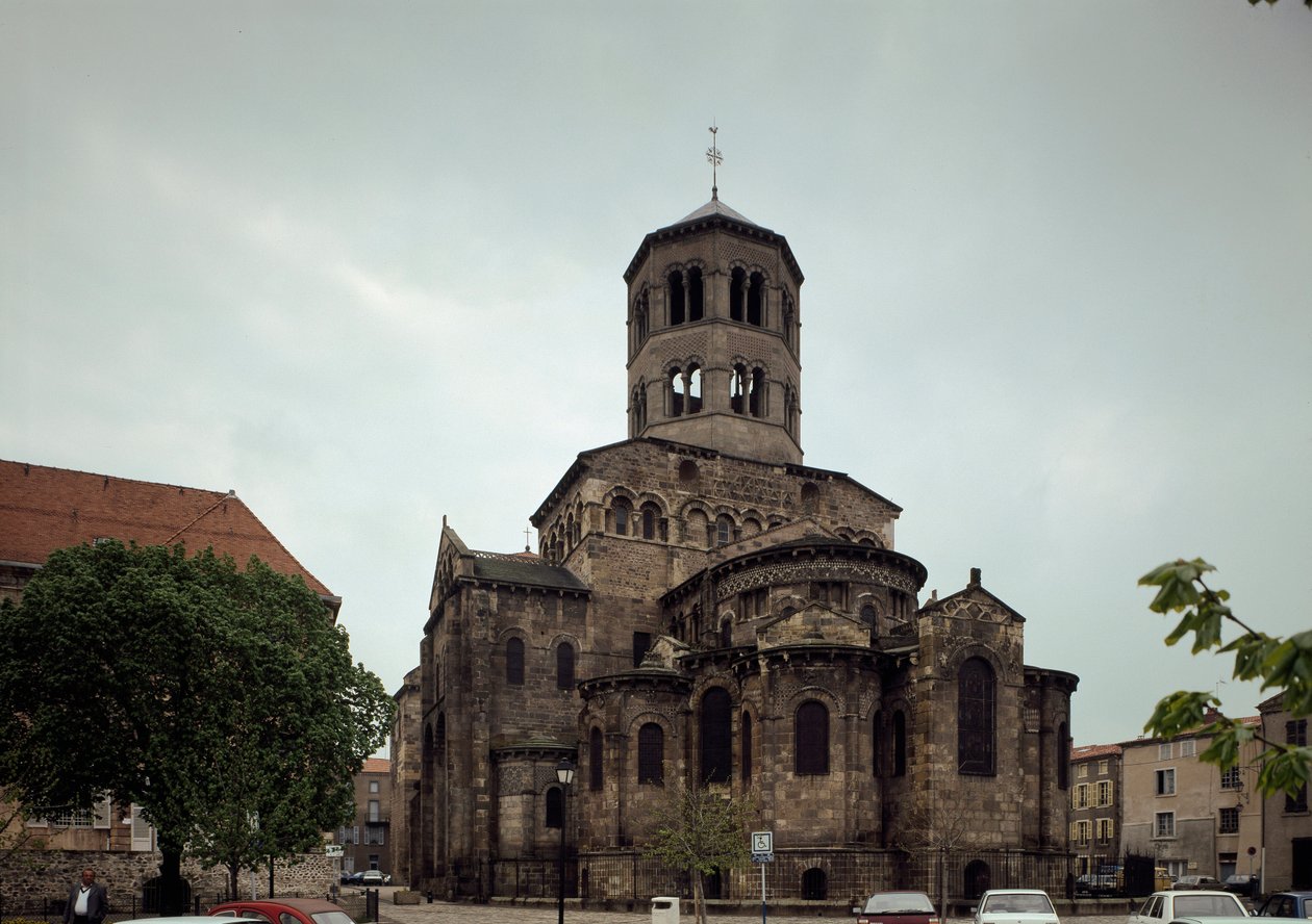Sztuka romańska: widok opactwa benedyktynów Saint Austremoine d