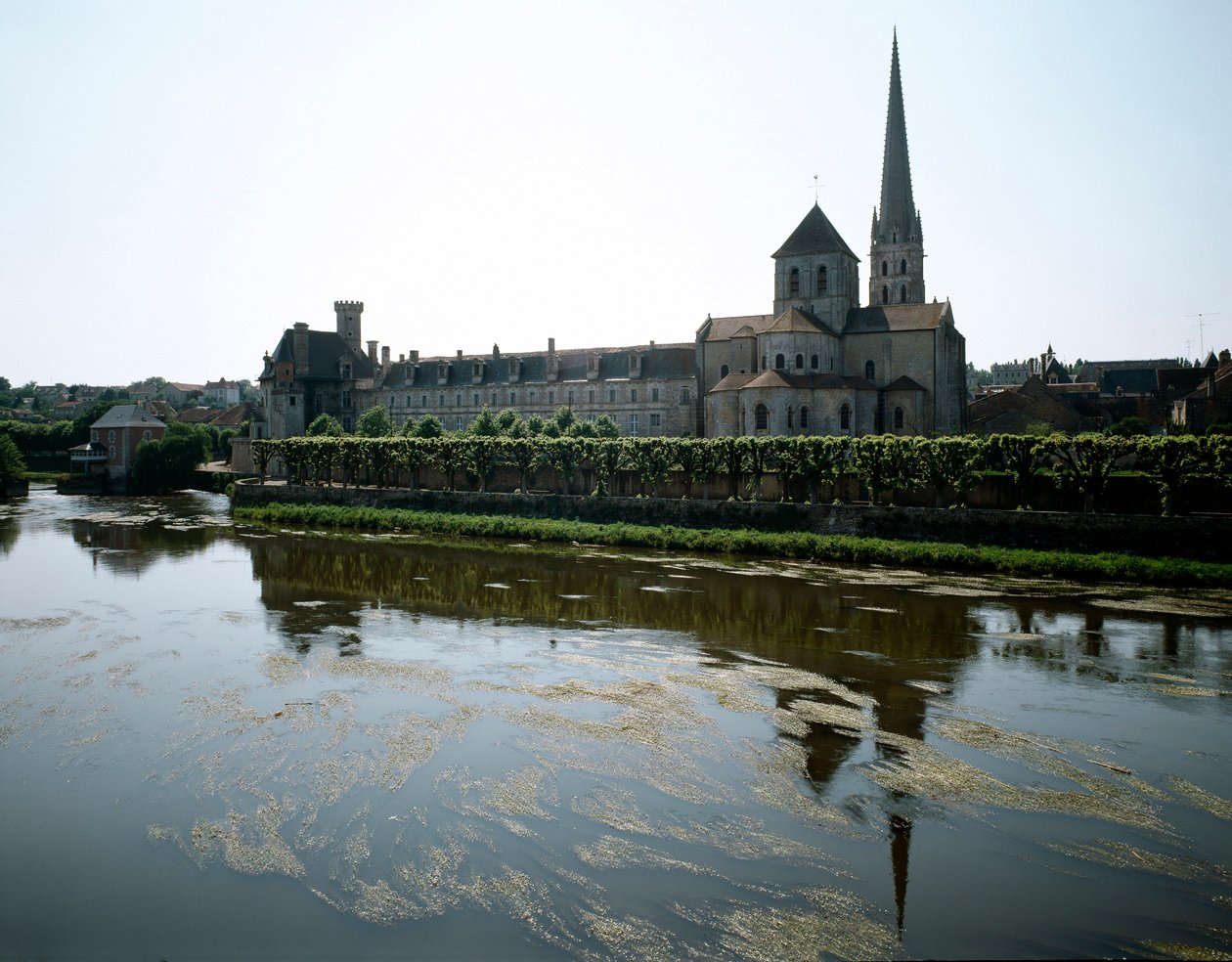Sztuka romańska: widok opactwa Saint-Savin-sur-Gartempe (Saint Savin sur Gartempe), założonego w XI wieku. Saint Savin, Wiedeń autorstwa Romanesque