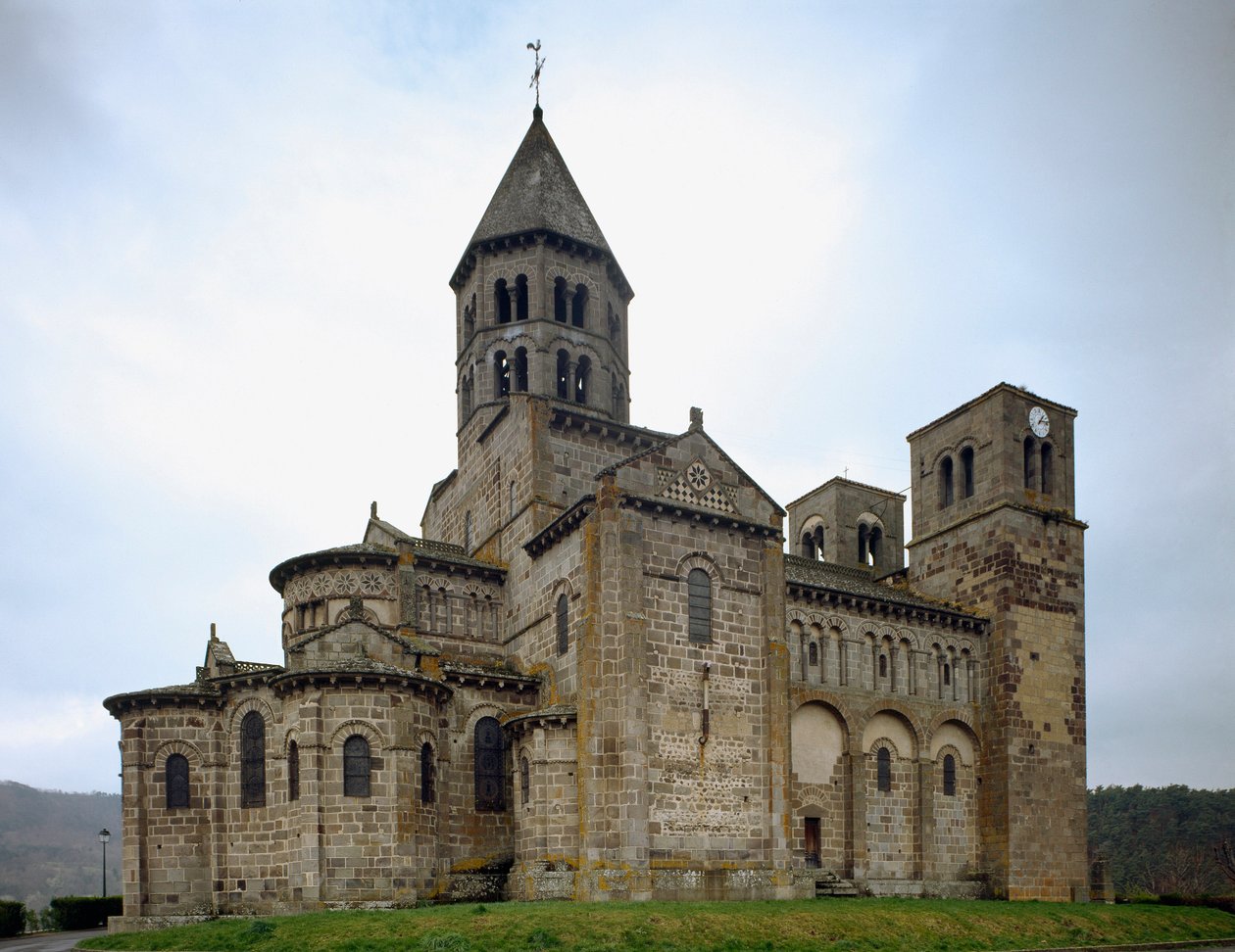 Sztuka romańska: widok kościoła Saint-Nectaire (XII w.). autorstwa Romanesque
