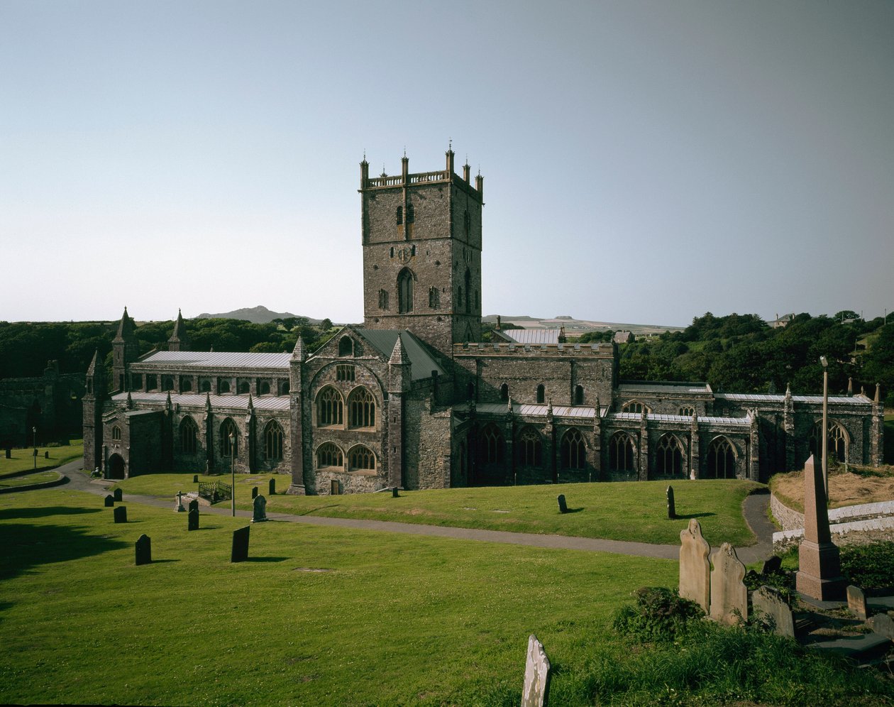 Sztuka romańska: widok kościoła św. Dawida zbudowanego między VI a XII wiekiem. Święty Dawid, Walia, Anglia autorstwa Romanesque