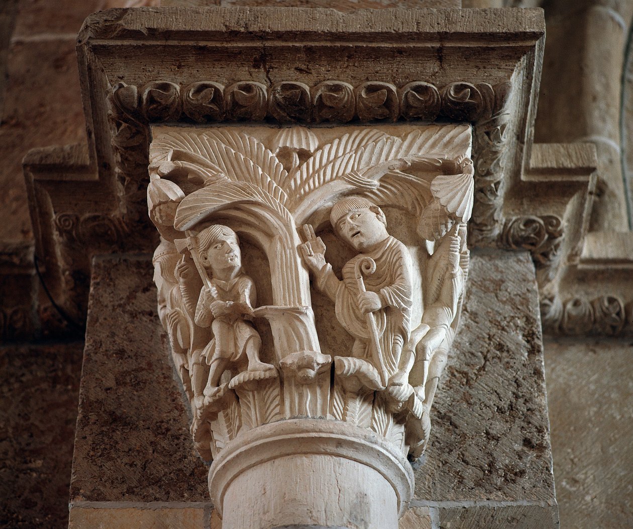 Św. Marcin nakazuje ścięcie świętego drzewa (rzeźbiona stolica) autorstwa Romanesque