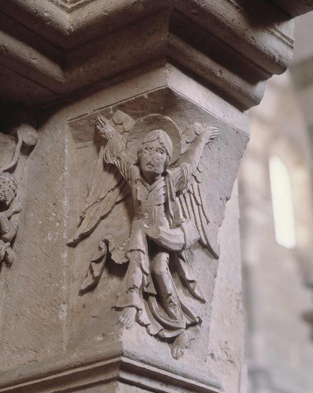 Portal południowy: anioł zwiastuje dobrą nowinę (anioł z oliwnikiem) (rzeźba) autorstwa Romanesque