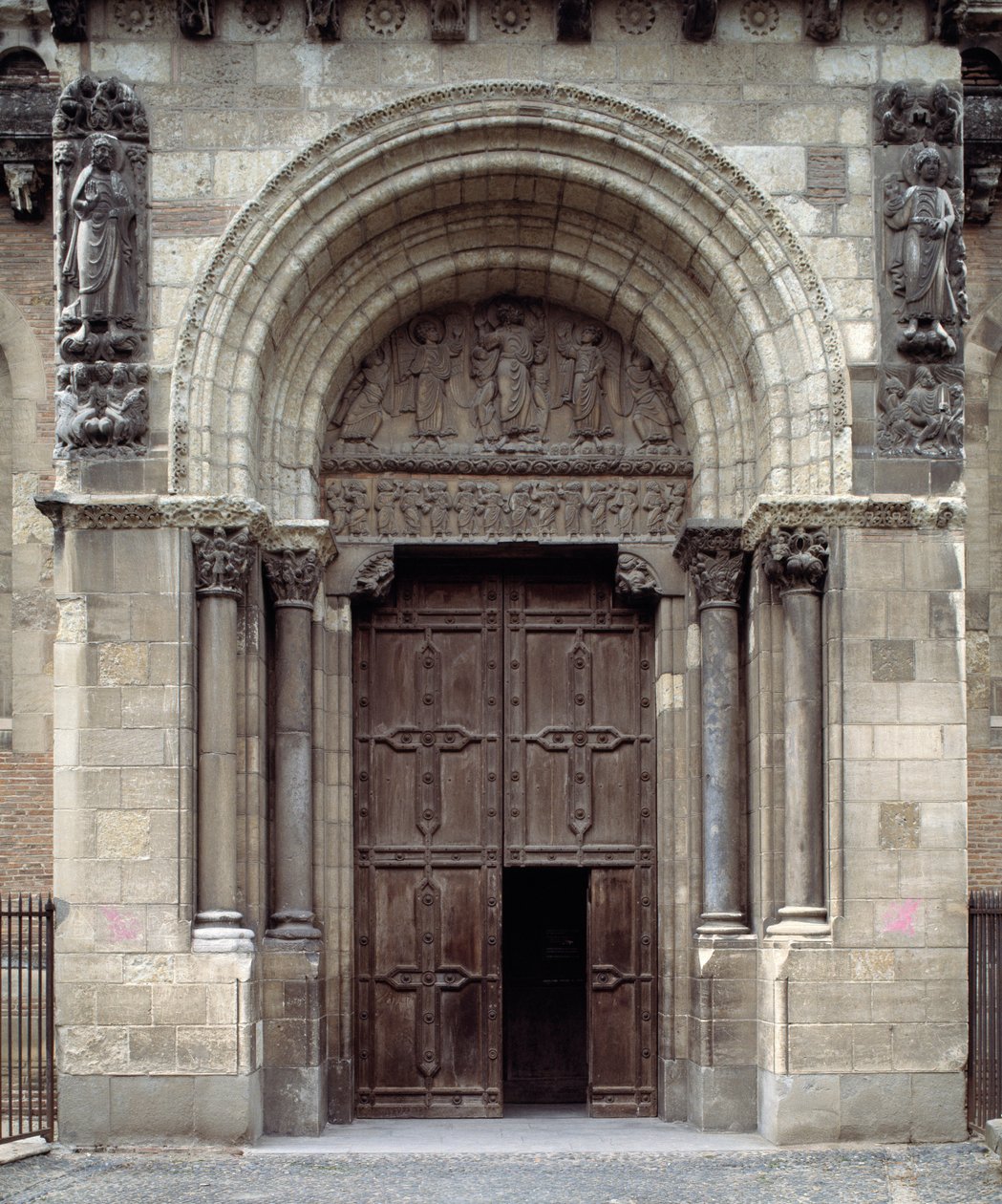 Portal południowy Bazyliki autorstwa Romanesque