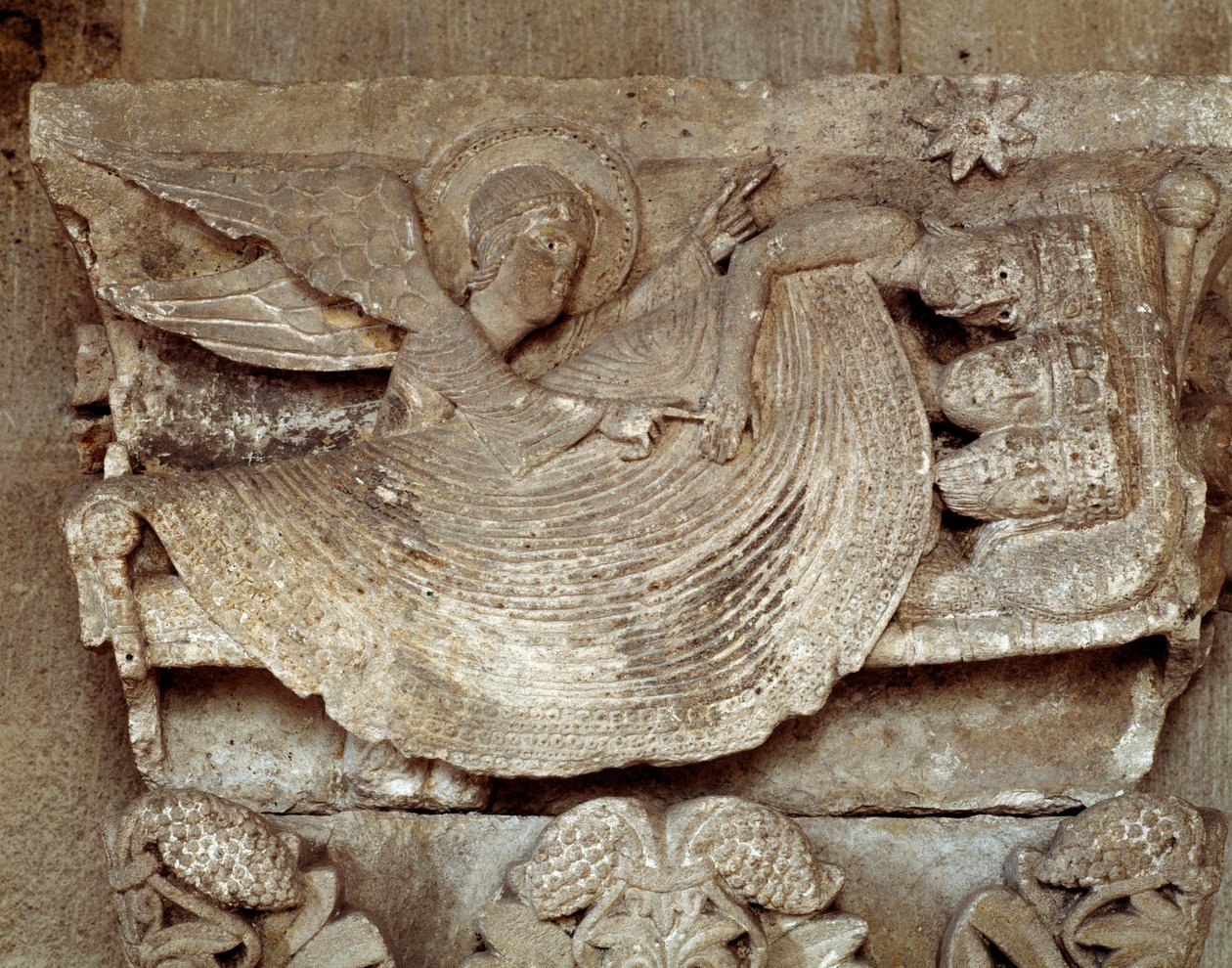 Trzech Króli śpi z budzącym ich aniołem i wskazującym na gwiazdę Betlejem (rzeźbiona stolica) autorstwa Romanesque