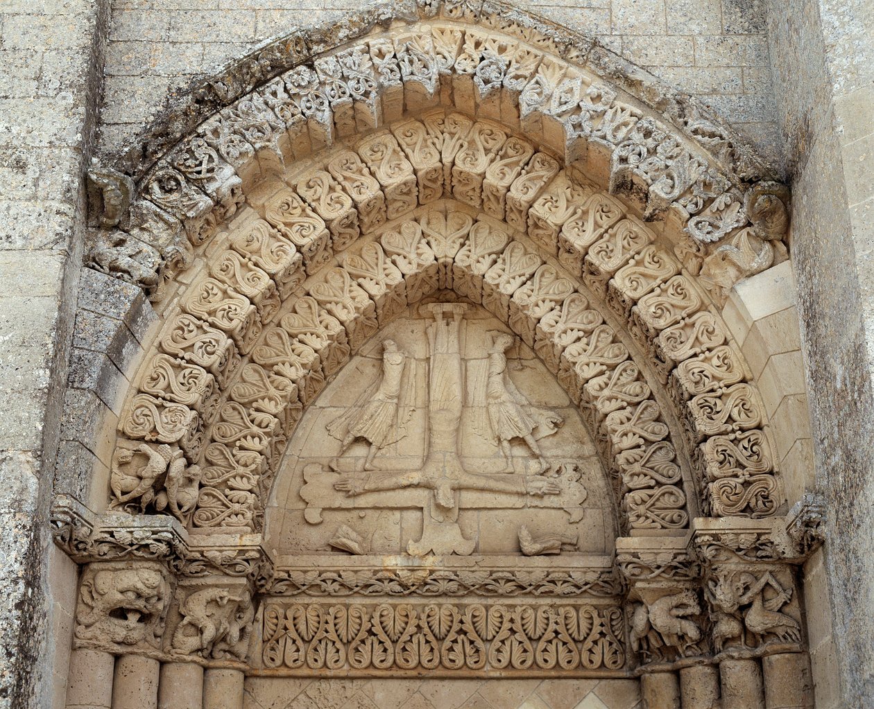 Ukrzyżowanie św. Piotra, fałszywy portal kościoła (rzeźba) autorstwa Romanesque