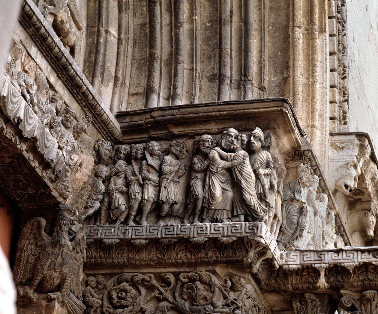 Pocałunek Judasza, fryz portalu autorstwa Romanesque