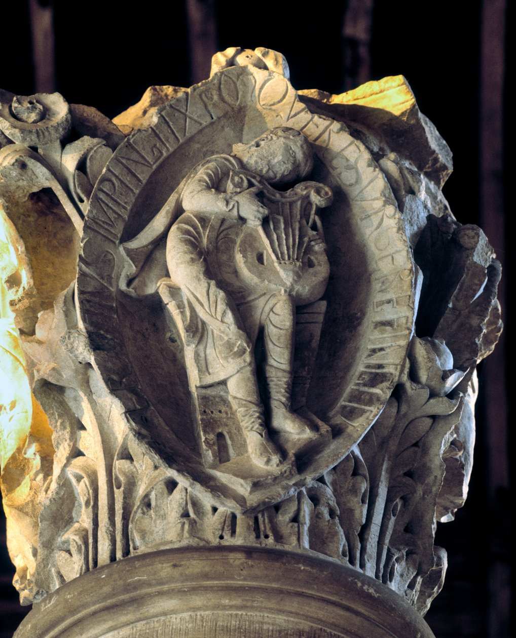 Tony chorału gregoriańskiego: trzeci (męka i zmartwychwstanie Chrystusa), Stolica chóru (rzeźba autorstwa Romanesque