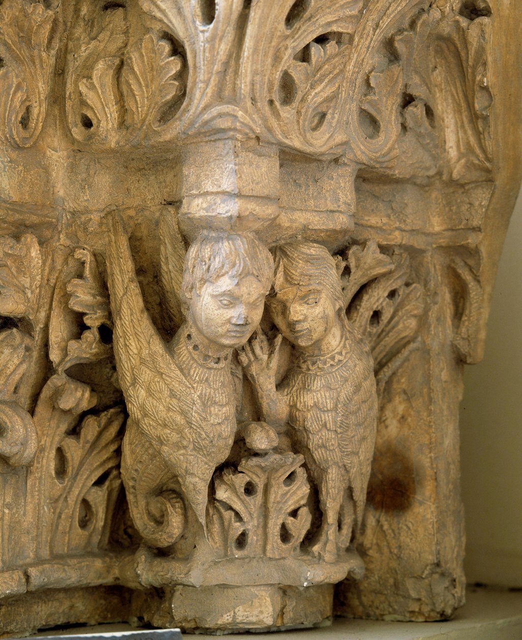 Wierzch zdobi syreny i ptaki na wzór tych z kościoła Saint Loup de Naud (Sekwana i Marna) 1170. Paryż, Muzeum Zabytków angielski autorstwa Romanesque