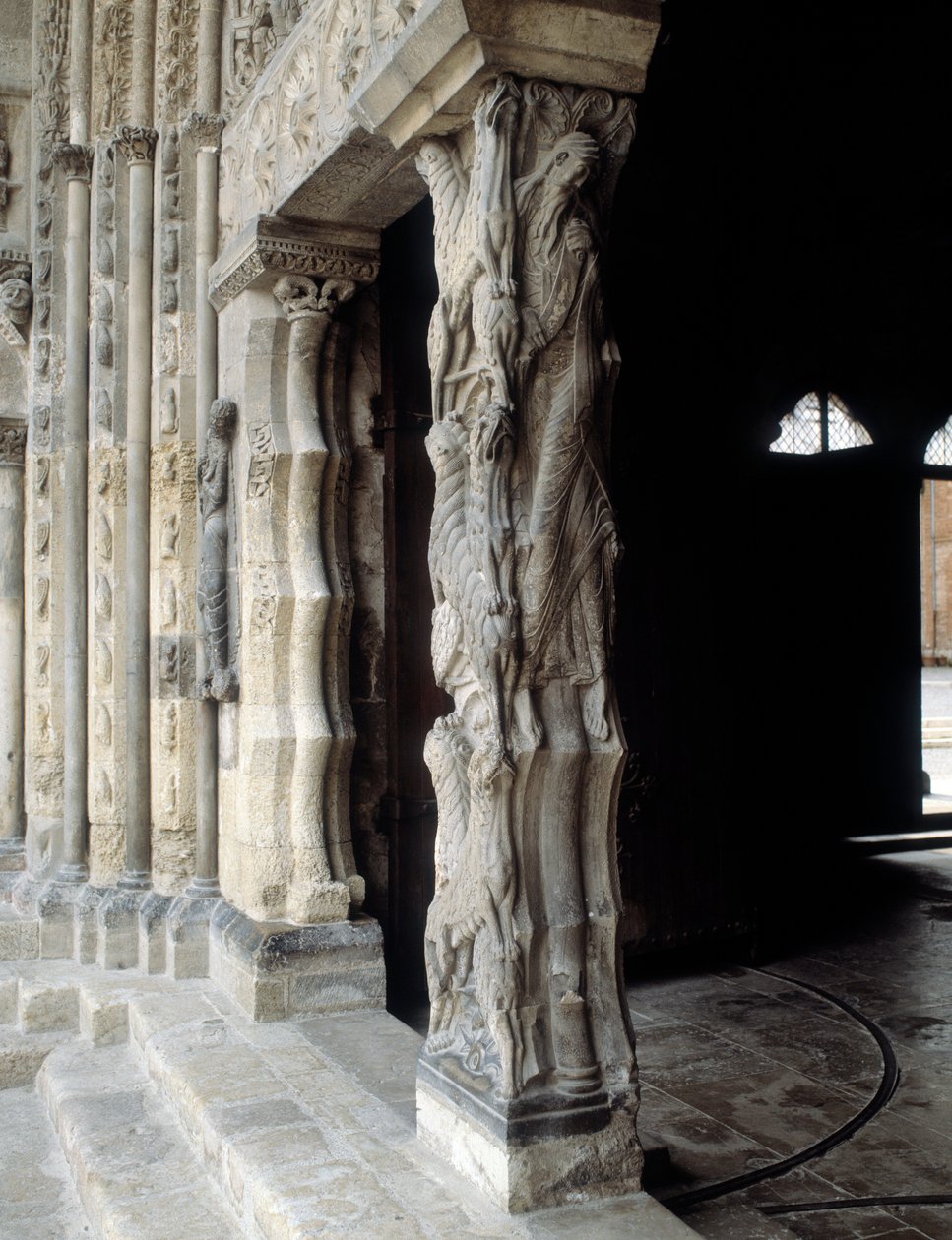 Trumeau (rzeźbiony autorstwa Romanesque