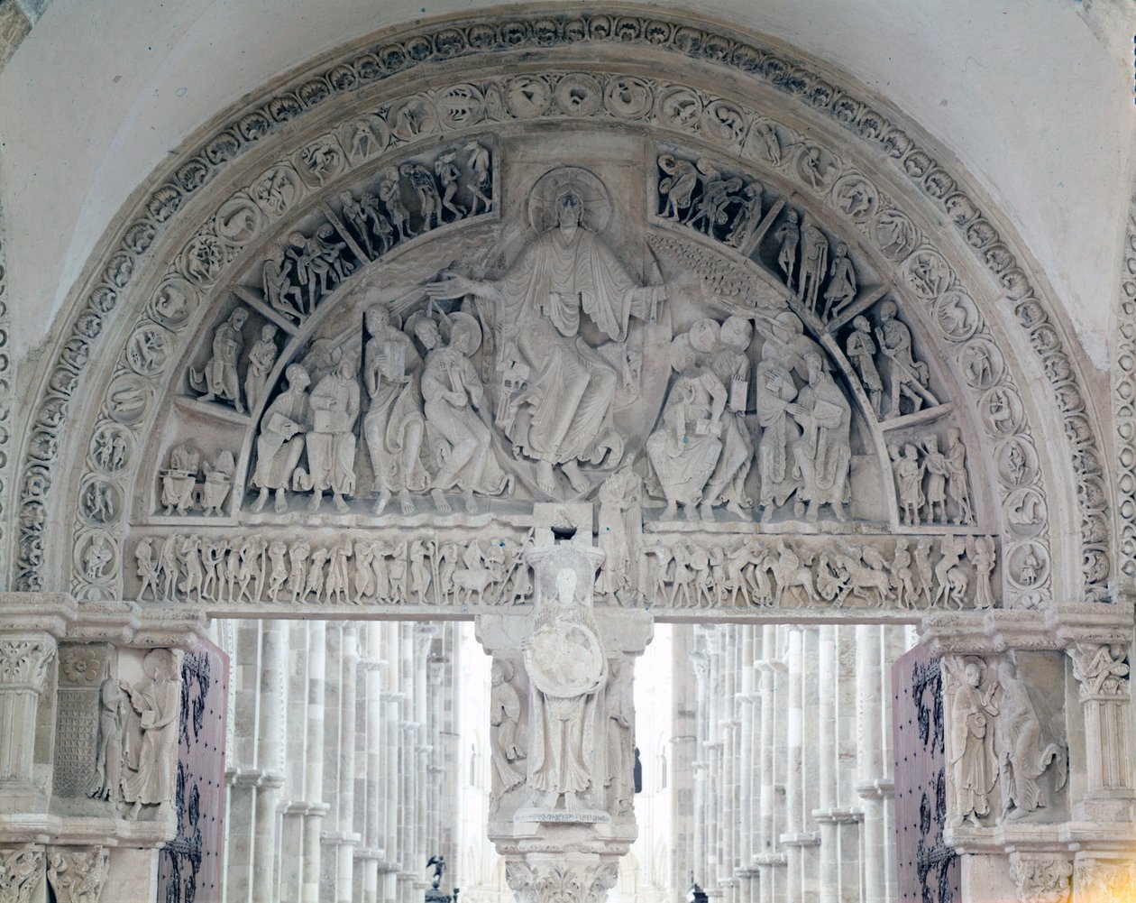 Opactwo Vezelay (89), błona bębenkowa bazyliki Santa Maria Magdalene. XII wiek autorstwa Romanesque