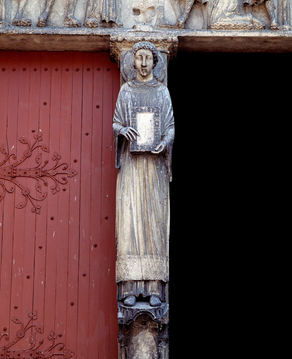 Widok rzeźby na środkowym filarze portalu centralnego (1140-1200) autorstwa Romanesque