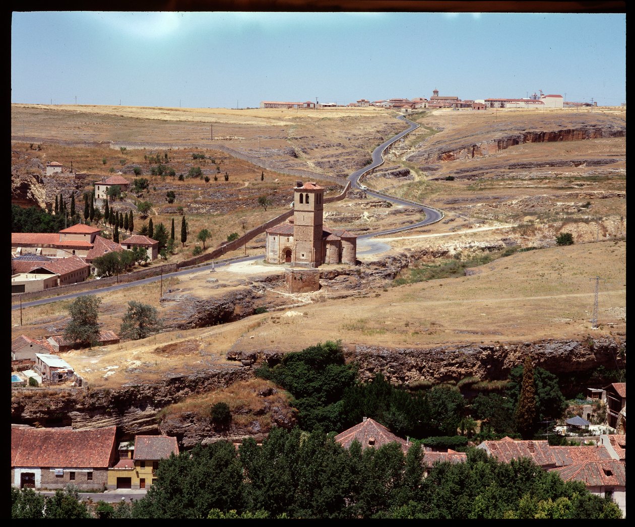 Widok kościoła, ufundowanego przez Rycerzy Zakonu Świątyni autorstwa Romanesque