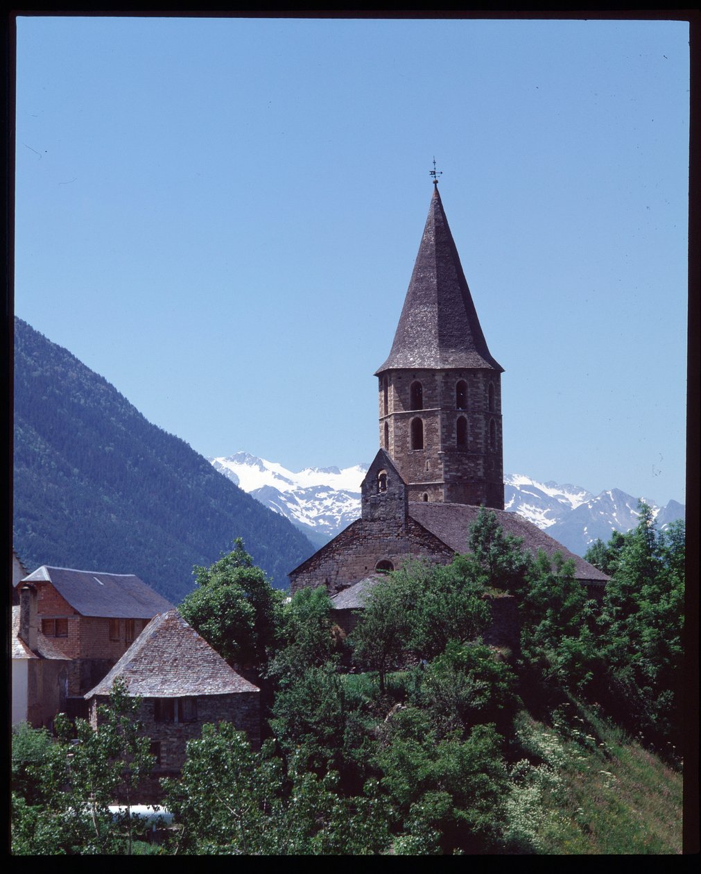 Widok na romański kościół autorstwa Romanesque