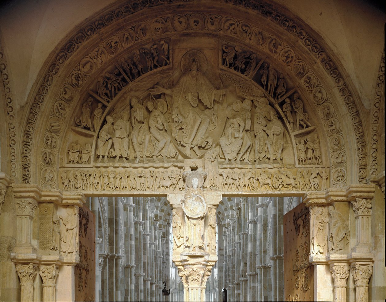 Widok środkowej błony bębenkowej przedstawiającej misję apotrów. Bazylika Santa Maria Magdalene (Sainte Marie Madeleine (1096-1106), Vezelay, Yonne autorstwa Romanesque