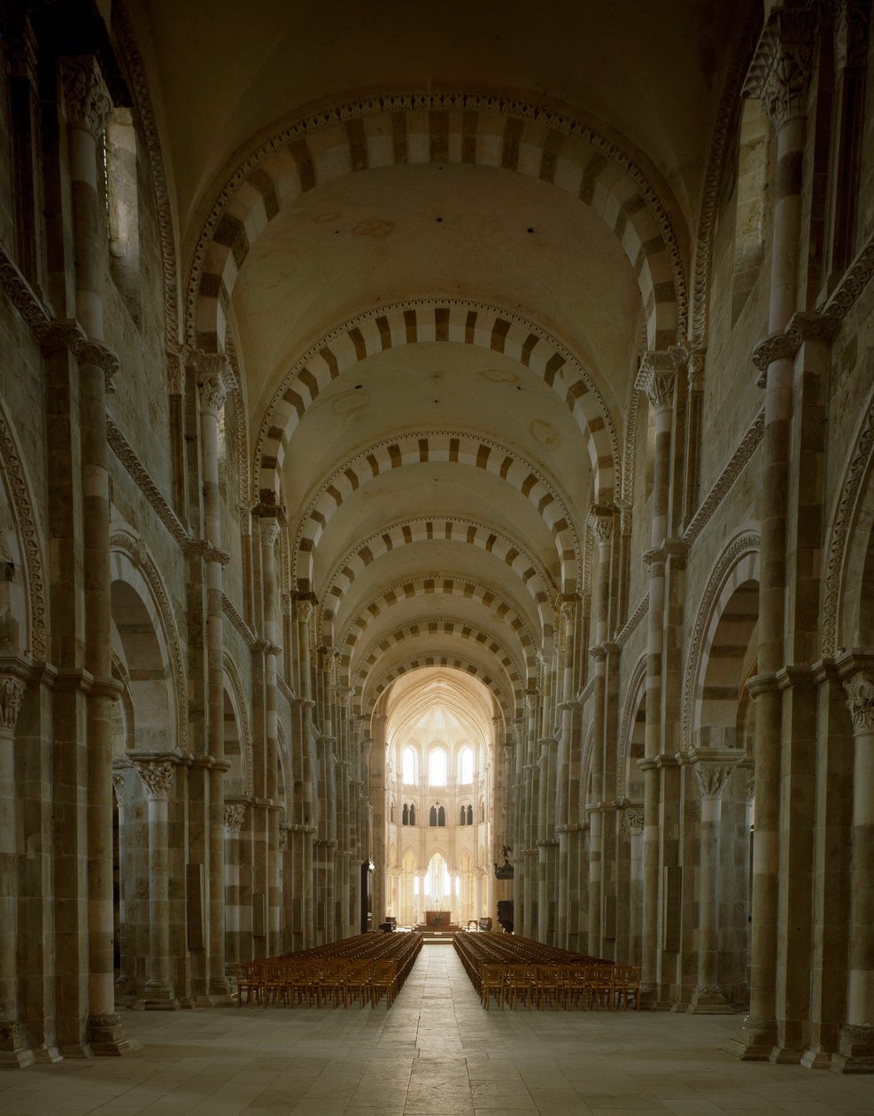 Widok na nawę główną bazyliki Santa Maria Magdalene (św. Maria Magdalena (1096-1106), Vezelay, Yonne autorstwa Romanesque