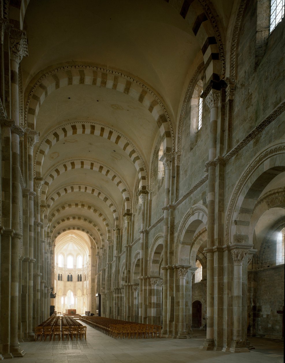 Widok na nawę główną bazyliki Santa Maria Magdalene (św. Maria Magdalena (1096-1106), Vezelay, Yonne autorstwa Romanesque
