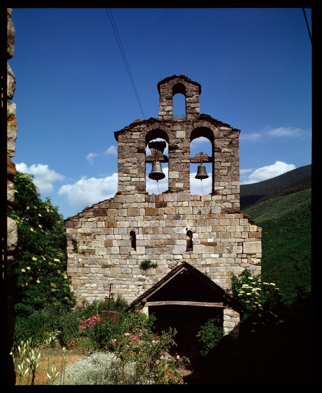 Widok kościoła (zdjęcie) autorstwa Romanesque