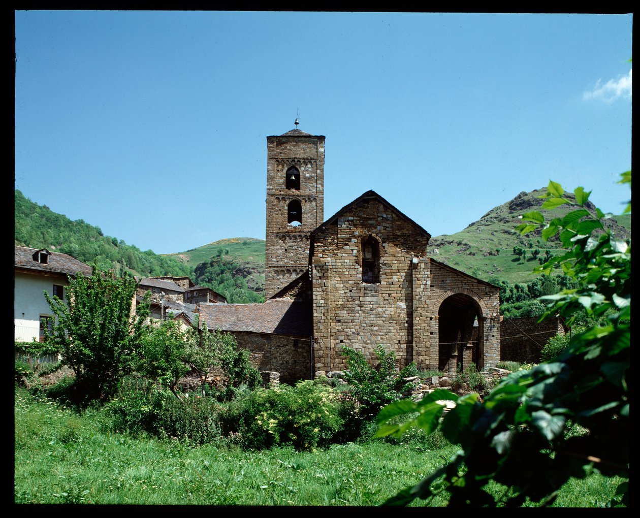 Widok na kościół autorstwa Romanesque