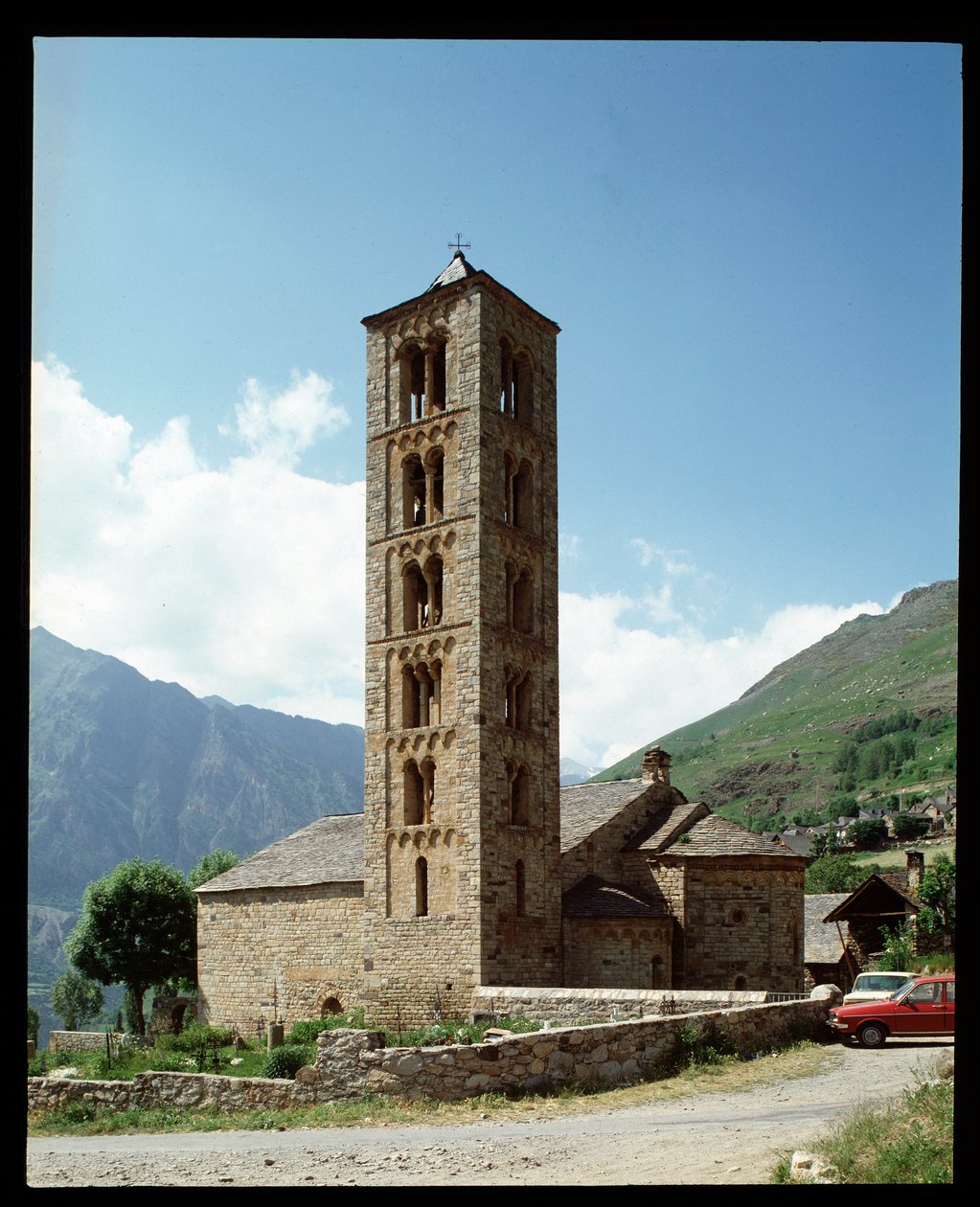 Widok na kościół autorstwa Romanesque