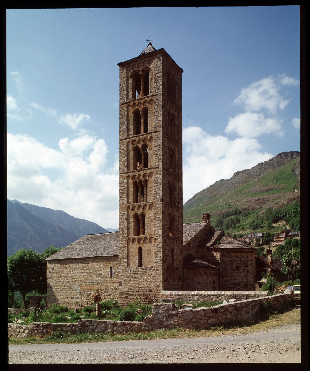 Widok na kościół autorstwa Romanesque