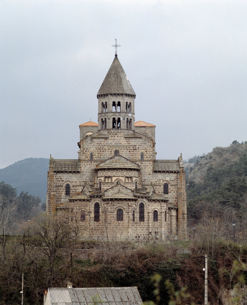 Widok na kościół autorstwa Romanesque