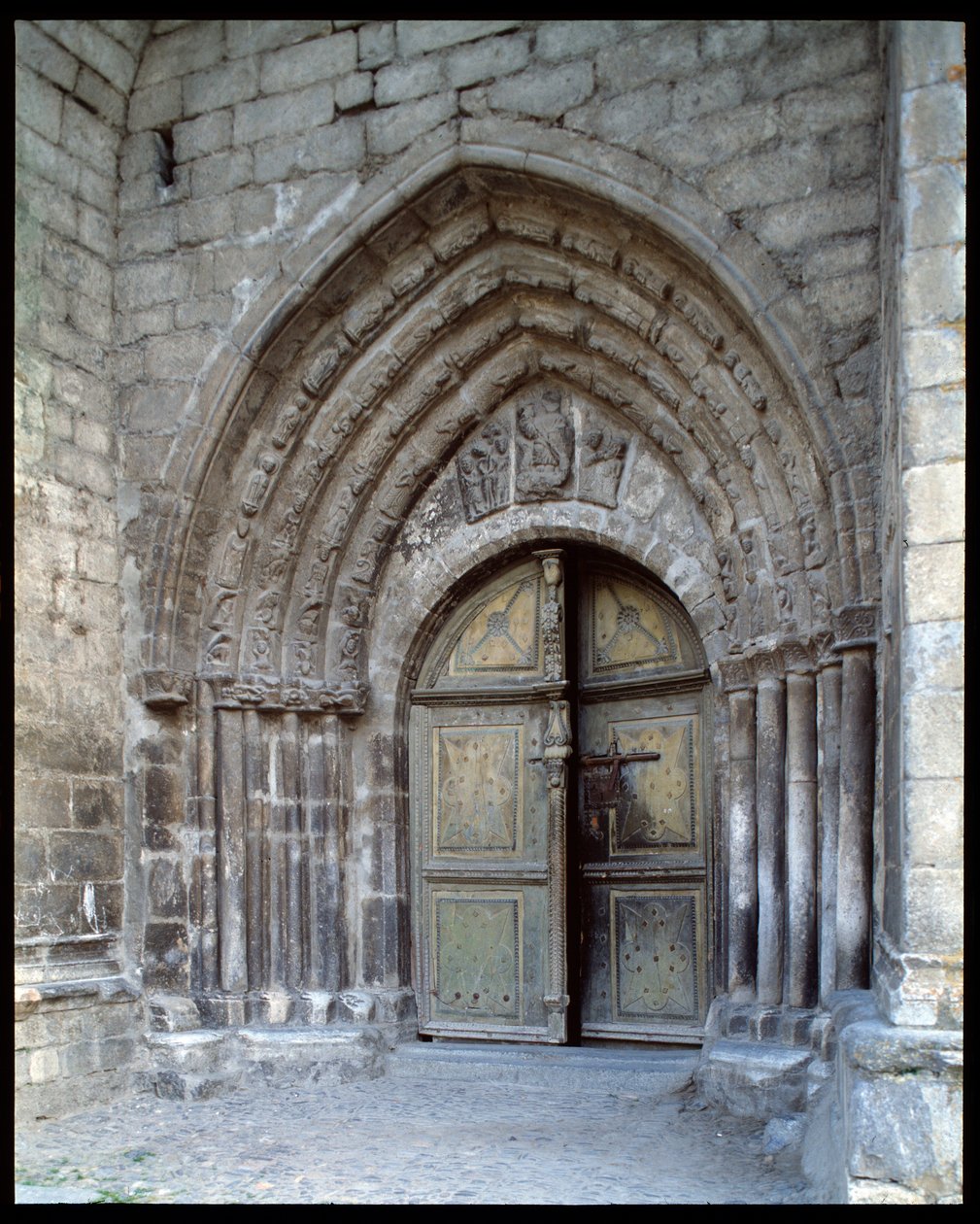 Widok na kościół autorstwa Romanesque