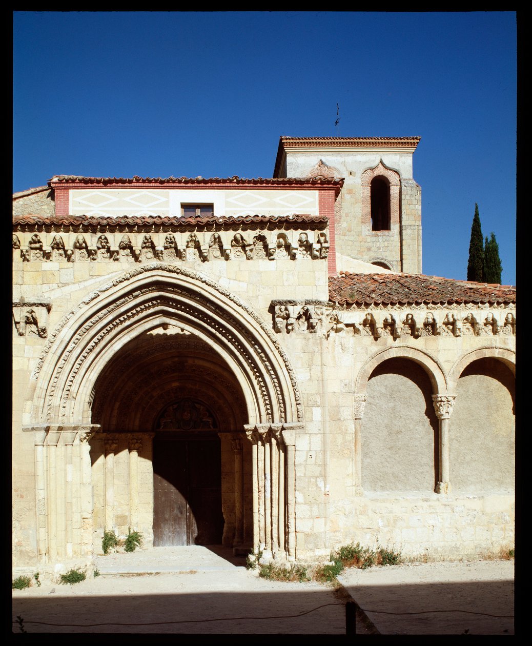 Widok na kościół autorstwa Romanesque
