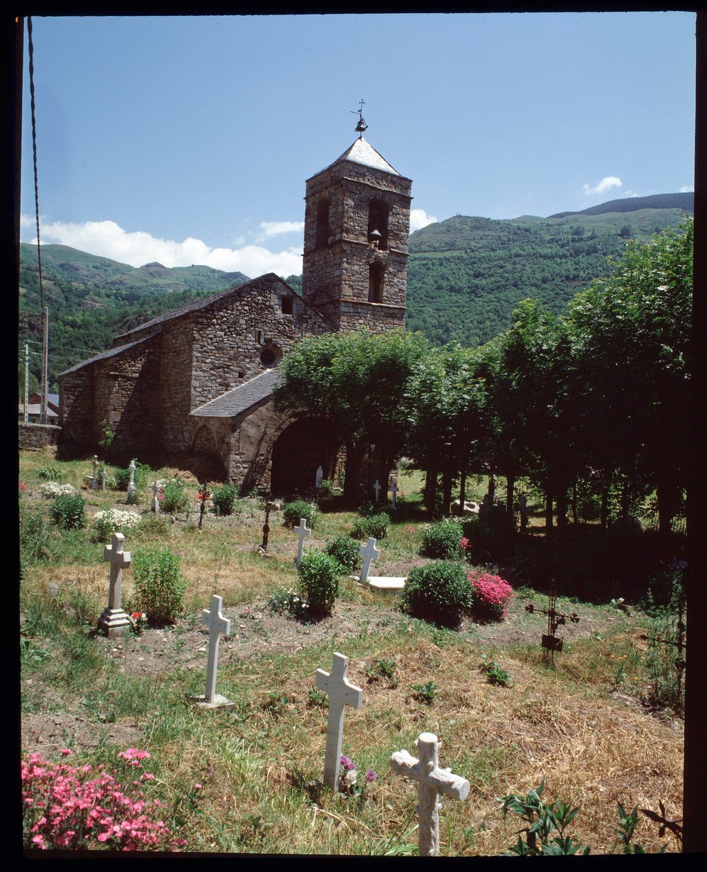Widok kościoła i cmentarza (zdjęcie) autorstwa Romanesque