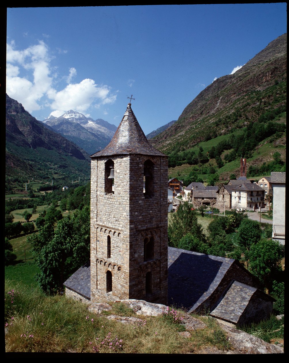 Widok kościoła św. Jana de Boi (zdjęcie) autorstwa Romanesque
