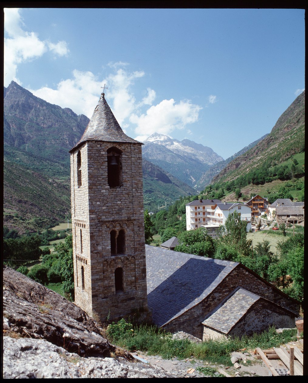 Widok kościoła św. Jana de Boi (zdjęcie) autorstwa Romanesque