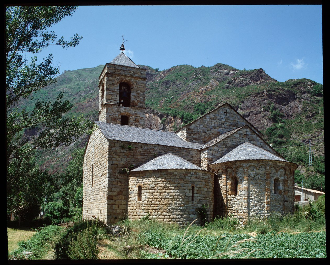 Widok kościoła św. Feliu (fot.) autorstwa Romanesque