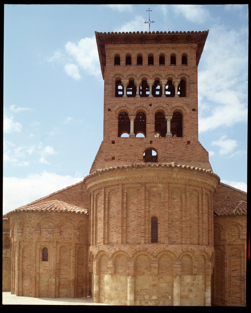 Widok kościoła z dzwonnicą autorstwa Romanesque