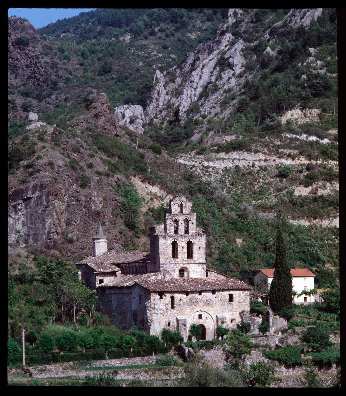 Widok kościoła z dzwonnicą autorstwa Romanesque