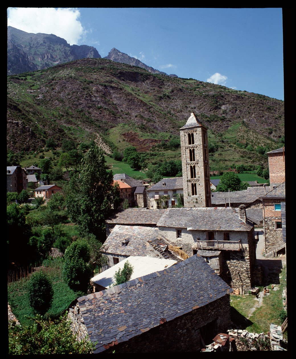 Widok kościoła z dzwonnicą autorstwa Romanesque