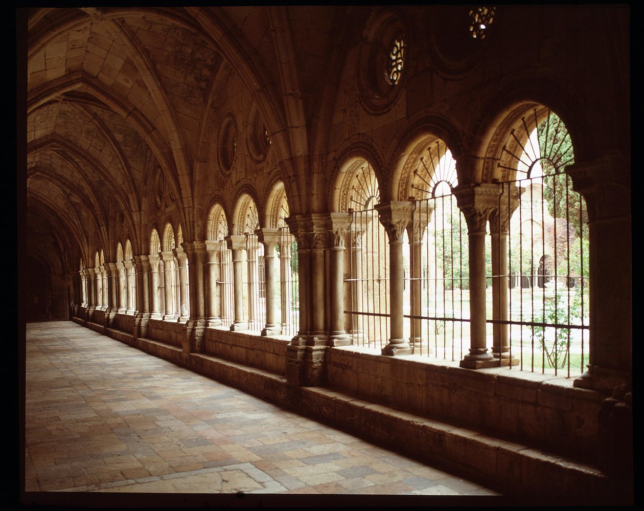 Widok na krużganek katedry Sainte Thecle (Sainte-Thecle) w Tarragona autorstwa Romanesque